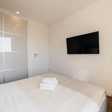 Warta River Glamour By Bookinghost * Poznań